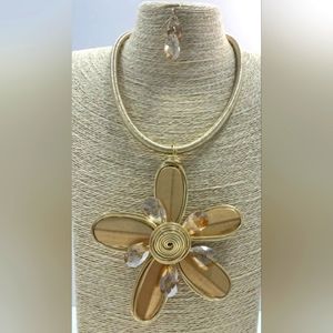 Necklace set, Statement piece